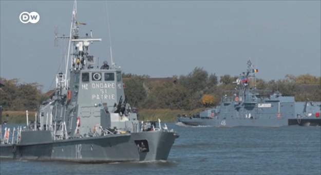 Podczas gdy na Ukrainie trwa wojna, NATO intensyfikuje rozmieszczanie wojsk w Europie Wschodniej. Rumunia, która dzieli długą granicę z Ukrainą, gości jedną z nowych grup bojowych NATO. DW została zaproszona do obserwowania ćwiczeń wojskowych prowadzonych przez rumuńską marynarkę wojenną.