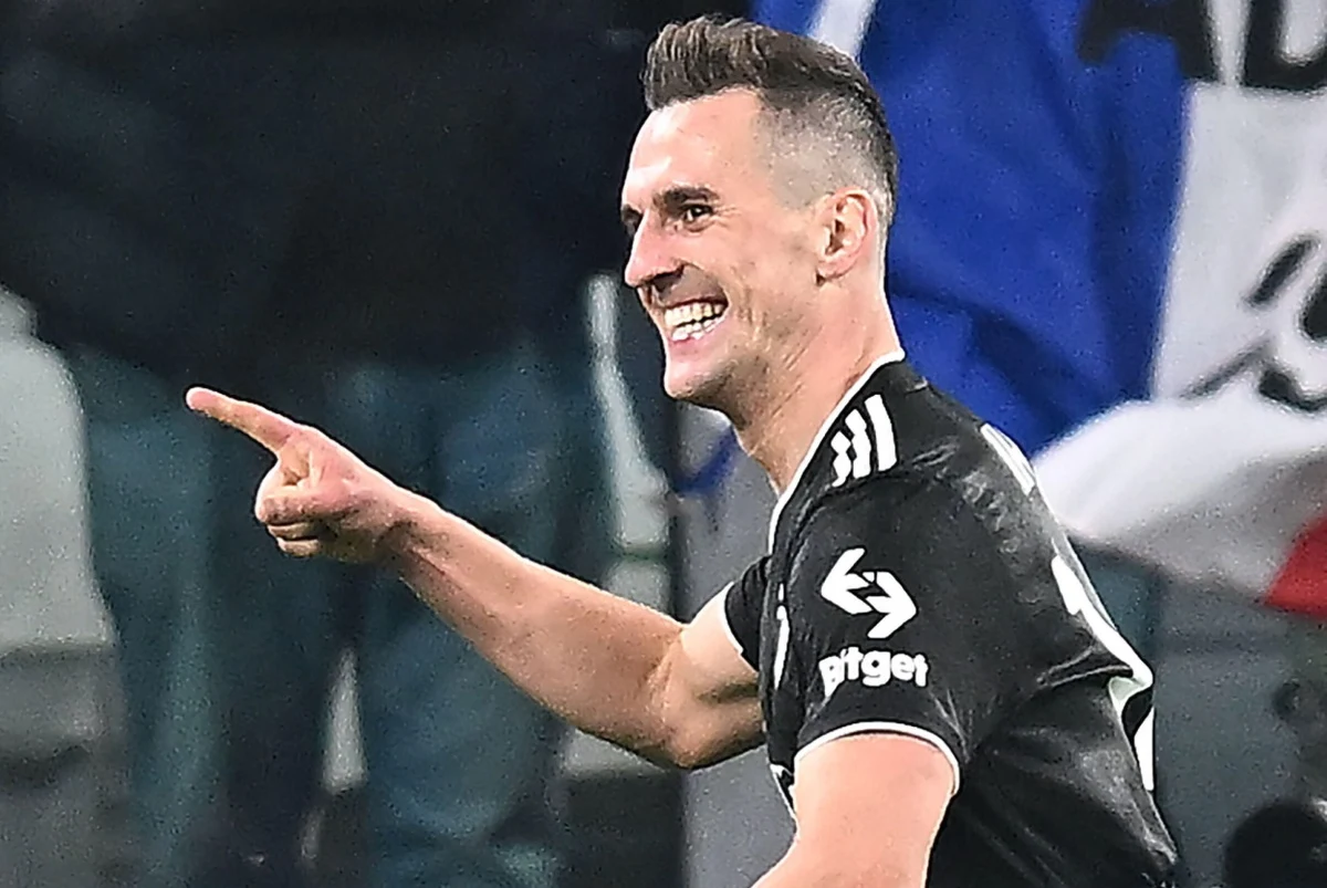 Dziś w Warszawie rozpoczyna się zgrupowanie piłkarskiej reprezentacji Polski przed mundialem w Katarze. W weekend kadrowicze strzelali jeszcze gole w meczach ligowych. ​Sebastian Szymański zdobył dwie bramki dla Feyenoordu Rotterdam, Piotr Zieliński jedną dla Napoli, podobnie jak Arkadiusz Milik z Juventusu i Kamil Grosicki z Pogoni Szczecin.