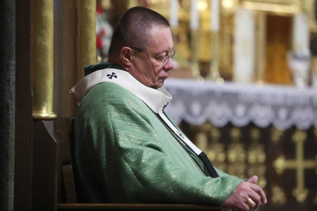 "W moim odczuciu nasz błąd polega na tym, że w stosunku do młodych skoncentrowaliśmy się wyłącznie na spotkaniu z nimi w ramach religii w szkole" - mówi w wywiadzie dla PAP metropolita łódzki, abp Grzegorz Ryś, pytany o rosnącą liczbę ludzi odchodzących od Kościoła. "Trzeba tworzyć miejsca, gdzie młodego człowieka można zaprosić z przekonaniem, że tu doświadczy Kościoła inaczej" - podkreśla.