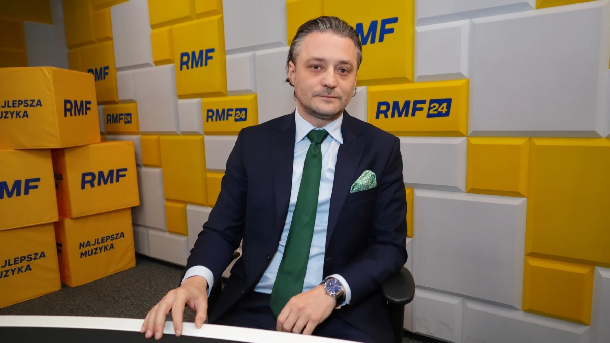 „Budowa zapory przy granicy z obwodem kaliningradzkim to odpowiedź na ustawę na otwartym niebie, którą władze Kaliningradu podpisały pierwszego października” – mówił wiceminister spraw wewnętrznych i administracji Bartosz Grodecki w Porannej rozmowie w RMF FM. Gość Roberta Mazurka powiedział również, że koszty zapory elektronicznej wyniosą około 350 mln zł, a wykonawca zostanie wyłoniony do końca listopada.