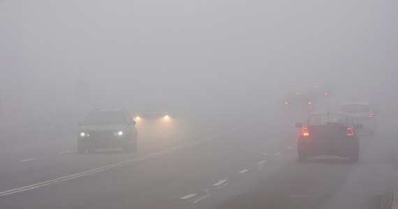 Śląskie w oparach smogu i mgły. Miejscami widzialność spada nawet do 50 metrów. I tak ma być do godzin przedpołudniowych.