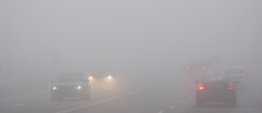 Śląskie w oparach smogu i mgły. Miejscami widzialność spada nawet do 50 metrów. I tak ma być do godzin przedpołudniowych.