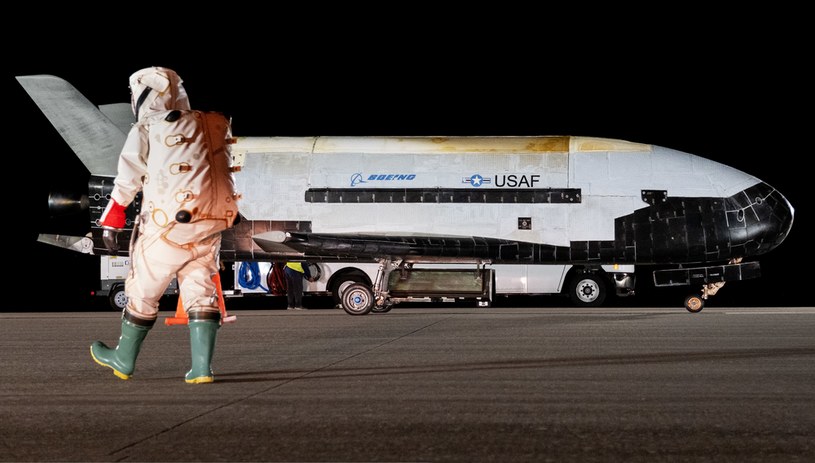Dopiero co wspominaliśmy o rekordowej misji amerykańskiego bezzałogowego wahadłowca kosmicznego w kontekście podobnego chińskiego sprzętu (rozmieszczającego tajemnicze obiekty na orbicie), a już mamy okazję wrócić do tematu, bo Boeing X-37 wylądował na Ziemi po blisko 3 latach spędzonych na orbicie. 