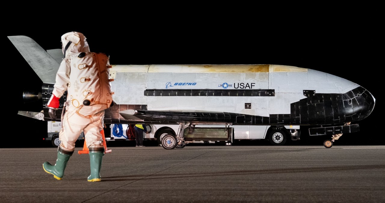 Dopiero co wspominaliśmy o rekordowej misji amerykańskiego bezzałogowego wahadłowca kosmicznego w kontekście podobnego chińskiego sprzętu (rozmieszczającego tajemnicze obiekty na orbicie), a już mamy okazję wrócić do tematu, bo Boeing X-37 wylądował na Ziemi po blisko 3 latach spędzonych na orbicie. 