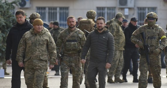 Prezydent Ukrainy Wołodymyr Zełeński przybył w poniedziałek do Chersonia - miasta, z którego Rosjanie wycofali się po miesiącach okupacji. "Wszyscy ryzykują, wojskowi ryzykują codziennie, ryzykują dziennikarze" – powiedział Zełenski, pytany o to, dlaczego zdecydował się na przyjazd, mimo groźby ostrzałów i wciąż niebezpiecznej sytuacji w mieście.