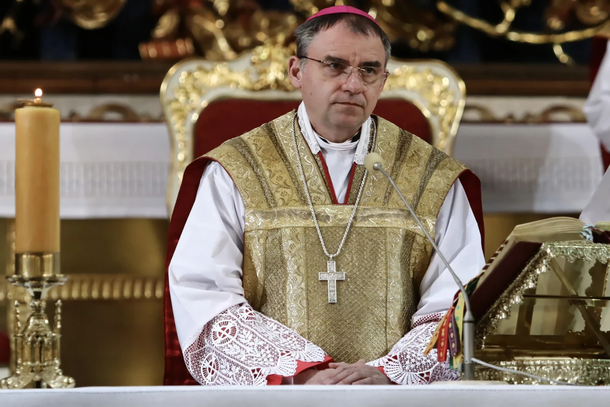 Kłótnia o zaparkowany samochód była przyczyną wczorajszego ataku na kierowcę biskupa Roberta Chrząszcza - to wstępne nieoficjalne ustalenia, do których dotarł nasz dziennikarz. Jak się dowiedzieliśmy, 30-latek, który zadał kilka ciosów nożem, był pijany. Nie znał swojej ofiary. Po kilku godzinach udało się zatrzymać napastnika.