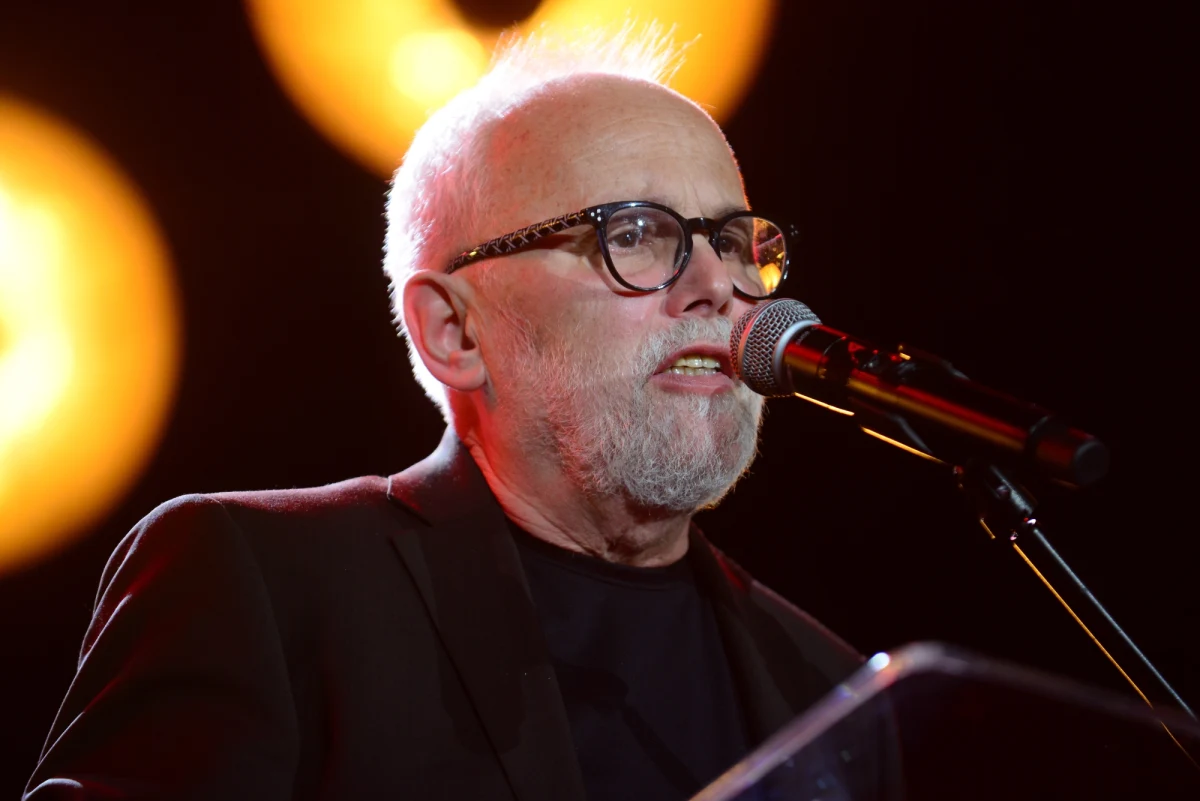 Po długiej i ciężkiej chorobie odszedł Jerzy Kronhold, urodzony w Cieszynie poeta, reżyser, działacz kultury, dyplomata – poinformowała burmistrz Cieszyna Gabriela Staszkiewicz. Zmarł w niedzielę w wieku 76 lat w Żorach.