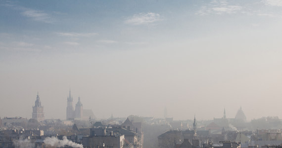 Synoptycy IMGW wydali kolejne ostrzeżenie przed gęstymi mgłami w regionie Krakowa. Miejscami widzialność może spaść nawet do 50 metrów.