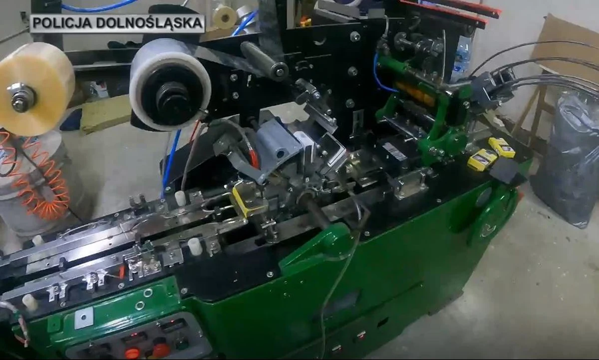 Dolnośląscy policjanci zatrzymali siedmiu mężczyzn podejrzanych o udział w zorganizowanej grupy przestępczej zajmującej się nielegalną produkcją i dystrybucją papierosów. Trzech z nich to obywatele Mołdawii. Zabezpieczono blisko 3 mln sztuk nielegalnych papierosów oraz linię produkcyjną.

