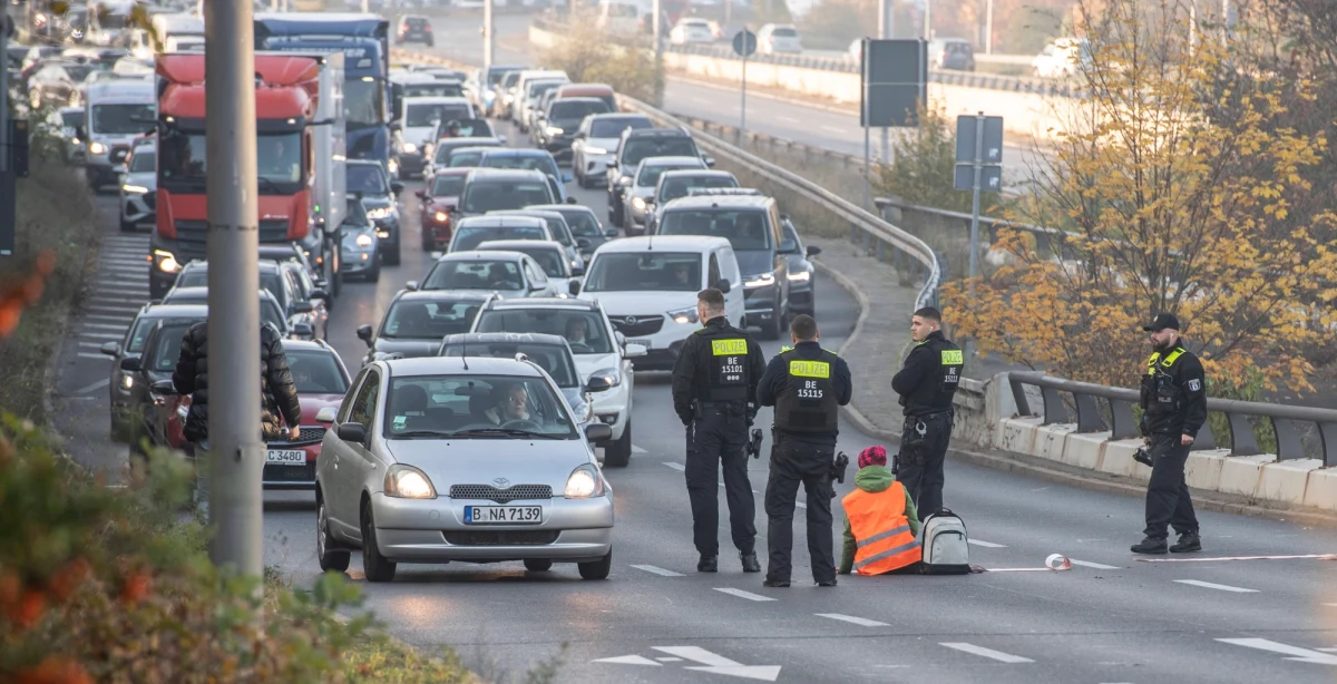 Ekstremiści klimatyczni z Berlina organizują ośmiogodzinne kursy, na których uczą młodych, jak prawidłowo przykleić się do drogi i zablokować ruch. Najmłodszy uczestnik szkolenia opisywanego przez niemiecki dziennik "Bild" ma 15 lat.