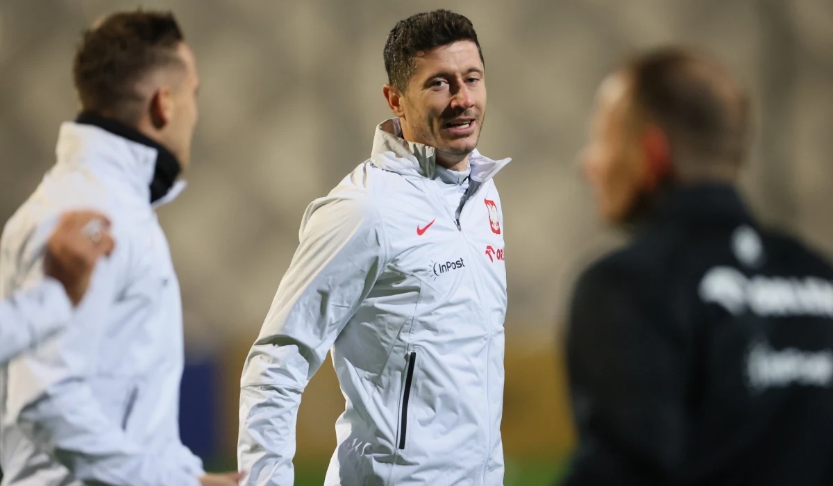 W poniedziałek po południu piłkarze reprezentacji Polski odbyli pierwszy trening podczas ostatniego zgrupowania przed mistrzostwami świata w Katarze. W zajęciach wzięło udział tylko 14 kadrowiczów, bowiem pozostali regenerowali się po meczach ligowych. Dziś również została podjęta decyzja o odwołaniu czwartkowego sparingu z juniorami Legii Warszawa.