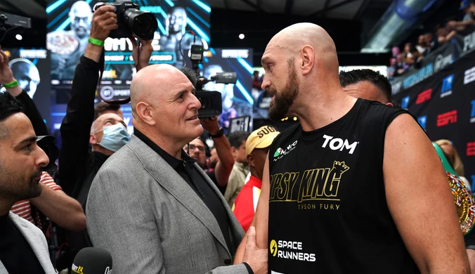 Ojciec Tysona Fury'ego wpadł w furię. Półnagi wyrywał się ochronie