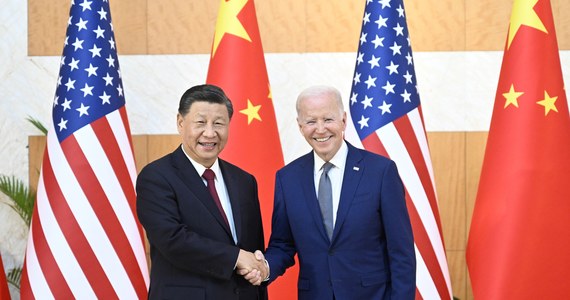 Prezydent USA Joe Biden i chiński przywódca Xi Jinping spotkali się na indonezyjskiej wyspie Bali w przededniu szczytu G20. Reuters określił powitanie obu polityków mianem "ciepłego". Była to pierwsza rozmowa twarzą w twarz przywódców, odkąd Biden objął urząd prezydenta USA. 