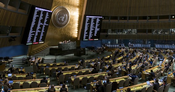 Zgromadzenie Ogólne ONZ przegłosowało rezolucję rekomendującą stworzenie spisu szkód wojennych wyrządzonych przez Rosję w Ukrainie oraz ustanowienie międzynarodowego mechanizmu ws. reparacji. Dokument mówi też o konieczności pociągnięcia Rosji do odpowiedzialności, w tym w drodze reparacji.