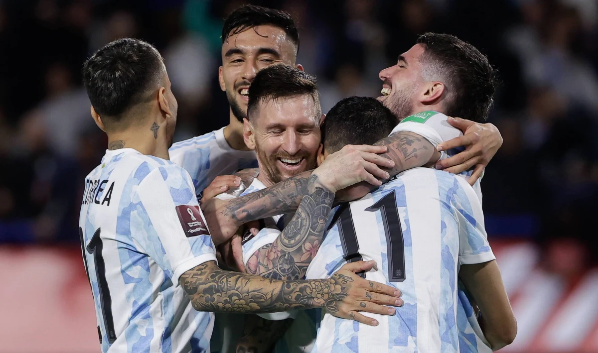 ​Przez lata Lionel Messi nie mógł zdobyć z reprezentacją Argentyny żadnego trofeum. Najbliżej było na brazylijskim mundialu w 2014 roku. "Albicelestes" z marzeń o triumfie odarł jednak Mario Goetze, który w dogrywce finału dał zwycięstwo Niemcom. Przełom przyszedł w 2021 roku, kiedy podopieczni Lionela Scaloniego sięgnęli po Copa America. Rok później pojawił się kolejny sukces w postaci wygranej "Finalissimy". Do Kataru Messi i spółka jadą pewni swego - są jednymi z głównych kandydatów do końcowego sukcesu.