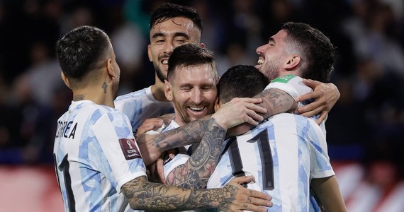 ​Przez lata Lionel Messi nie mógł zdobyć z reprezentacją Argentyny żadnego trofeum. Najbliżej było na brazylijskim mundialu w 2014 roku. "Albicelestes" z marzeń o triumfie odarł jednak Mario Goetze, który w dogrywce finału dał zwycięstwo Niemcom. Przełom przyszedł w 2021 roku, kiedy podopieczni Lionela Scaloniego sięgnęli po Copa America. Rok później pojawił się kolejny sukces w postaci wygranej "Finalissimy". Do Kataru Messi i spółka jadą pewni swego - są jednymi z głównych kandydatów do końcowego sukcesu.