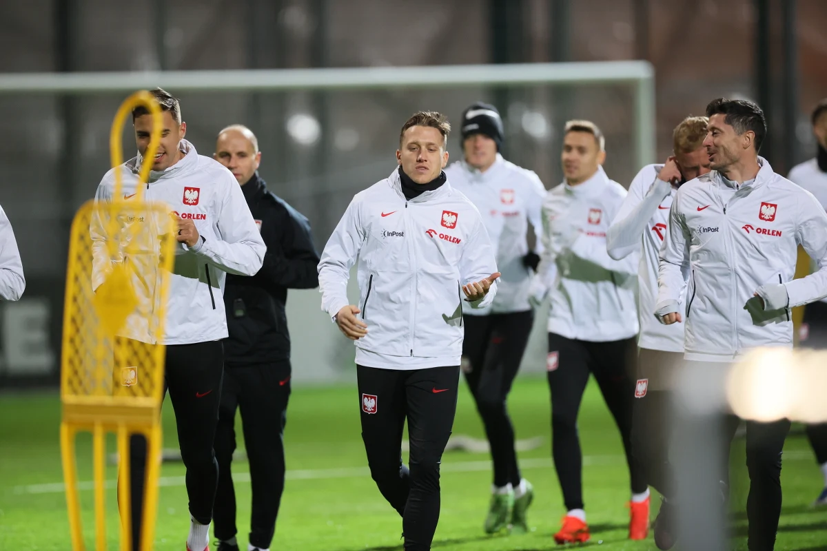 Trener Czesław Michniewicz ma już do dyspozycji wszystkich 26 piłkarzy na zgrupowaniu w Warszawie - jako ostatni dotarli Kamil Grabara i Matty Cash. W poniedziałek wysłano do FIFA ostateczny skład kadry na mistrzostwa świata w Katarze.