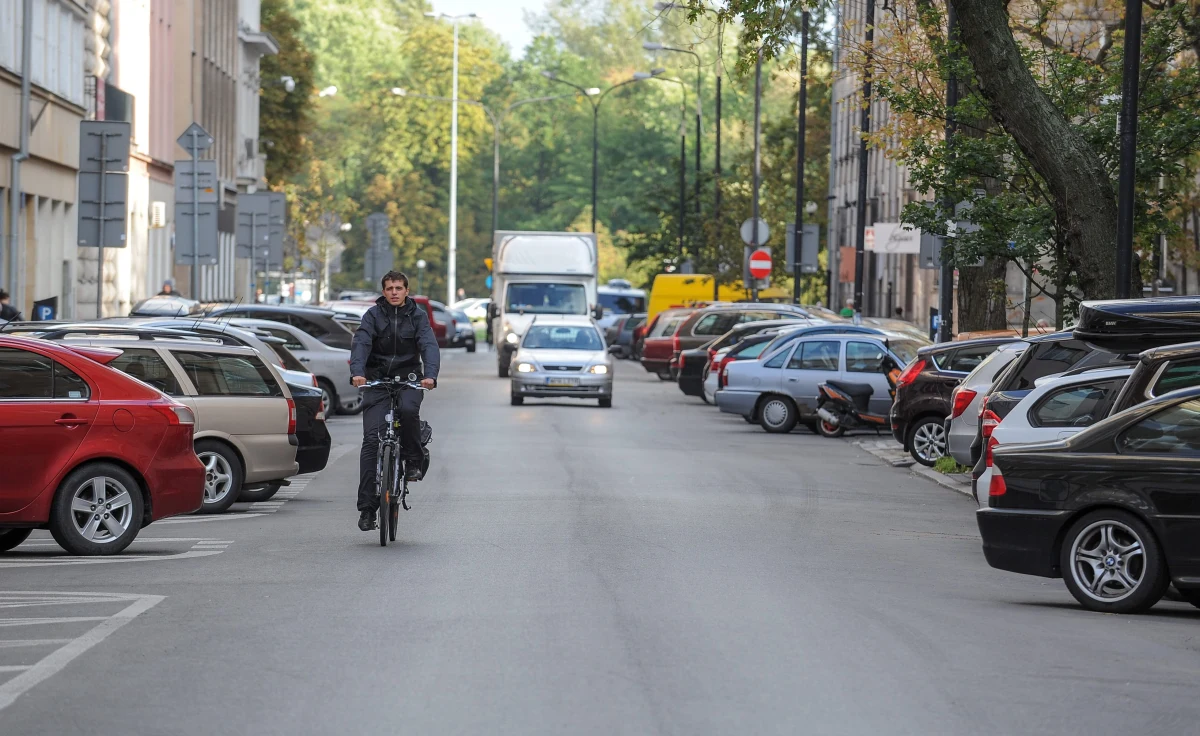 W Warszawie ruszają dziś konsultacje społeczne na temat wprowadzenia stref Tempo 30. Mają się one pojawić na drogach dojazdowych, na których maksymalna prędkość wynosiłaby 30 km/h. Urzędnicy liczą, że poprawi to bezpieczeństwo na stołecznych ulicach. 
