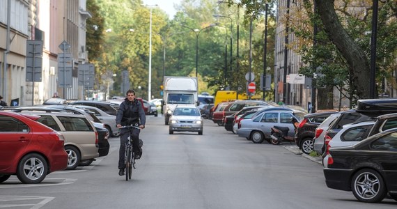 W Warszawie ruszają dziś konsultacje społeczne na temat wprowadzenia stref Tempo 30. Mają się one pojawić na drogach dojazdowych, na których maksymalna prędkość wynosiłaby 30 km/h. Urzędnicy liczą, że poprawi to bezpieczeństwo na stołecznych ulicach. 
