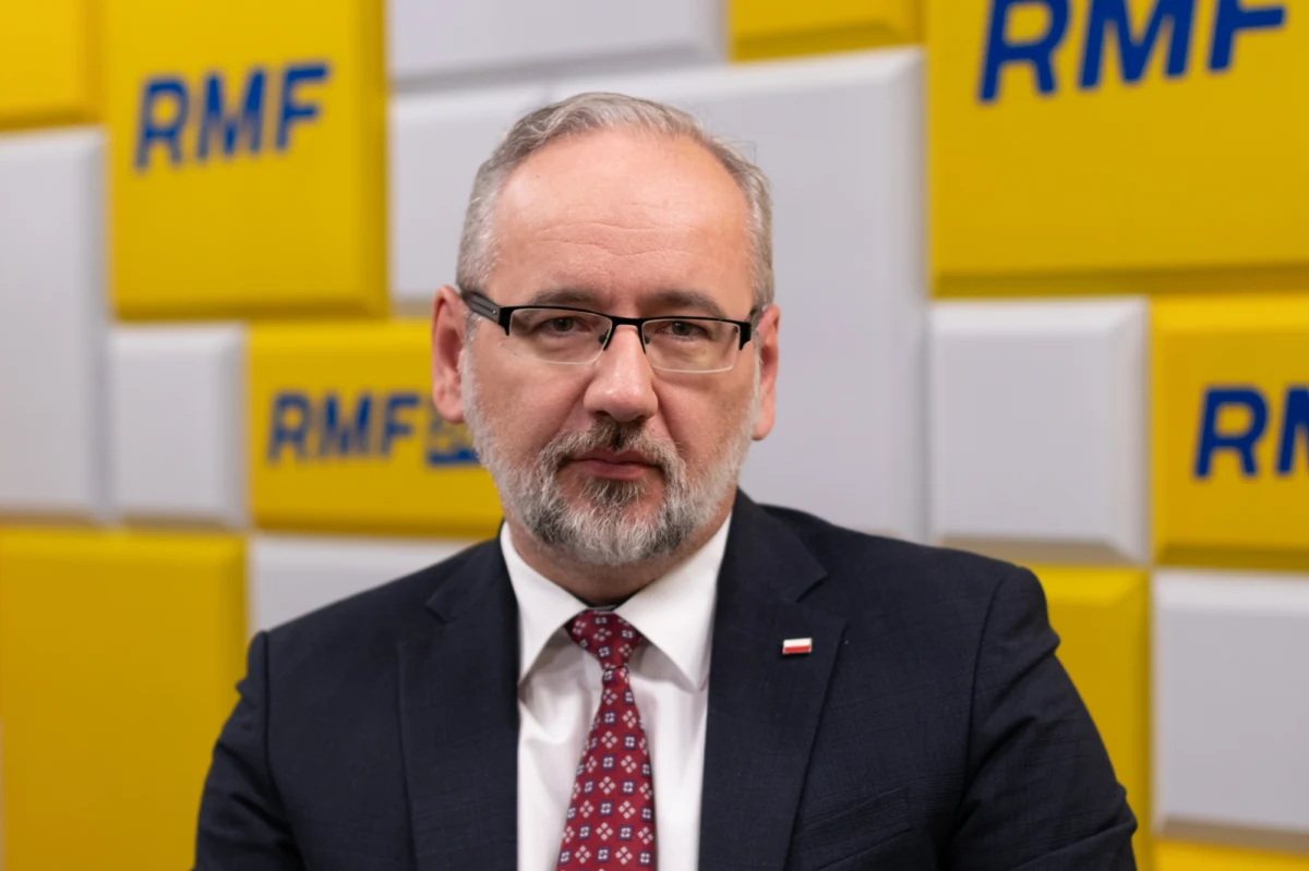 „Liczba zachorowań (na Covid-19 – red.) jest naprawdę bardzo mała. Ostatnią falę mamy za sobą. Tygodniowy poziom zakażeń utrzymuje się na poziomie 300 na dobę. Mamy poczucie, że sytuacja jest komfortowa” – mówił szef resortu zdrowia Adam Niedzielski w Porannej rozmowie w RMF FM, pytany o sytuację związaną z pandemią koronawirusa w Polsce. 