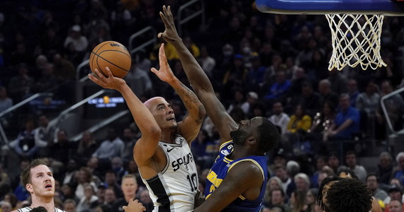 ​Jeremy Sochan zdobył 12 punktów dla San Antonio Spurs, a jego drużyna uległa na wyjeździe broniącym tytułu Golden State Warriors 95:132 w jednym z poniedziałkowych meczów koszykarskiej ligi NBA.