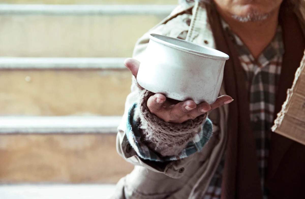 Autobus ciepła, w którym osoby bezdomne i potrzebujące mogą zjeść gorący posiłek, wznowił we wtorek kursy po Rzeszowie. Jeździ o stałych porach i zatrzymuje się w wyznaczonych miejscach, co umożliwia skorzystanie z posiłku większej liczbie potrzebujących. Akcja potrwa do 15 marca.