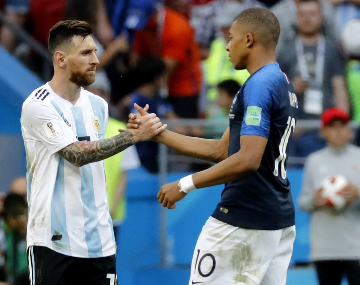 Kto może zostać największą gwiazdą zbliżających się mistrzostw świata? To jak zawsze wróżenie z fusów, bo mundiale potrafią zaskakiwać i boleśnie weryfikować marzenia i plany tych największych. Bez wątpienia jednak na turnieju jak zwykle zagra zdecydowana większość najważniejszych piłkarzy globu. Na czele z tymi, którzy powoli schodzą ze sceny jak Leo Messi i Cristiano Ronaldo. Oczy kibiców zwrócone będą także na Kyliana Mbappe, Viniciusa Juniora czy Harry'ego Kane'a.