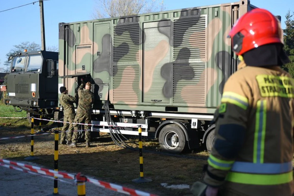 W podwrocławskich Siechnicach zorganizowano ćwiczenia wojskowe na wypadek awarii prądu. Żołnierze 16. Dolnośląskiej Brygady Obrony Terytorialnej uruchomili na miejscu kontenerową elektrownię polową.