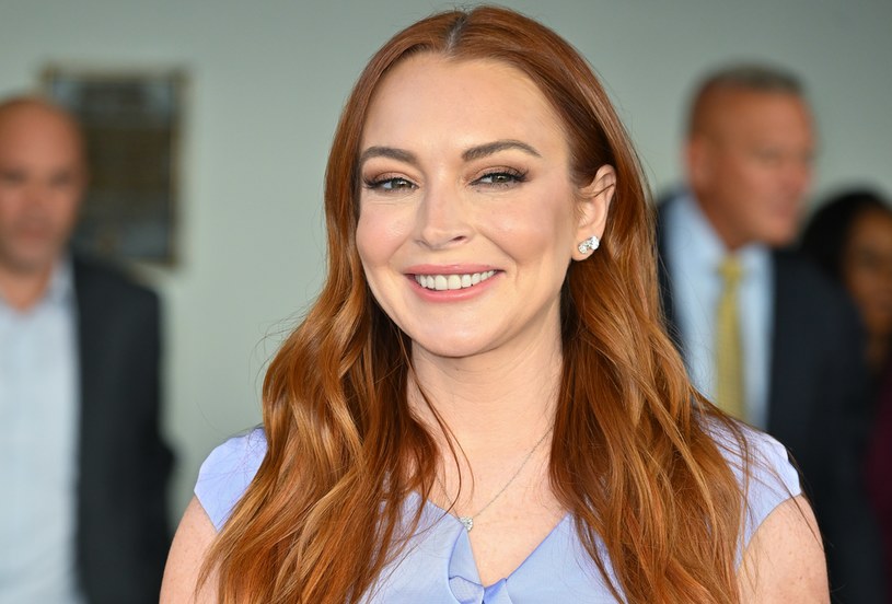 O Lindsay Lohan przez lata było głośno tylko ze względu na liczne afery i skandale, których była niechlubną bohaterką. Teraz niegdysiejsza dziecięca gwiazda powoli wychodzi na prostą. Jej najnowszy film - komedia romantyczna "Niezapomniane święta" - została właśnie numerem jeden Netfliksa.