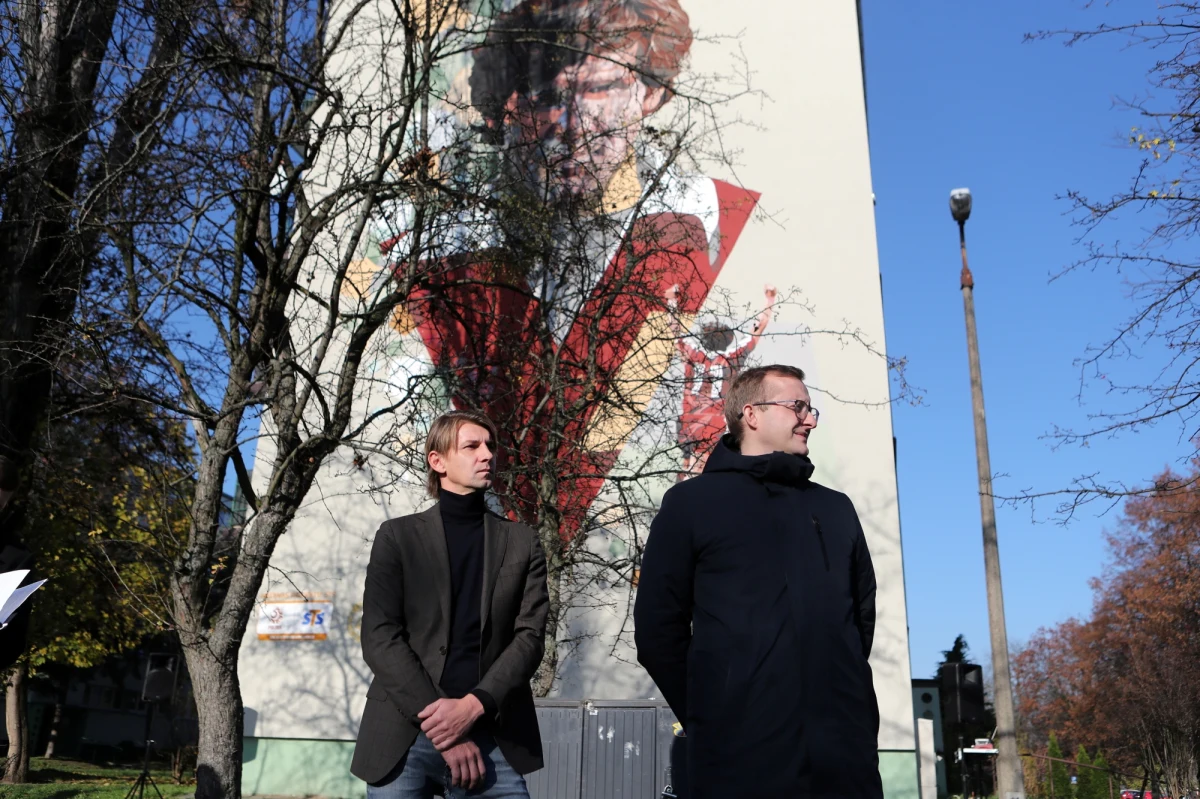 Mural z wizerunkiem wybitnego piłkarza Włodzimierza Smolarka odsłonięto we wtorek w Łodzi. "Wierzę, że dla młodzieży, która będzie przechodziła obok stadionu Widzewa i zobaczy portret legendy klubu, to będzie inspiracja, że marzenia można spełnić" - powiedział Euzebiusz Smolarek.