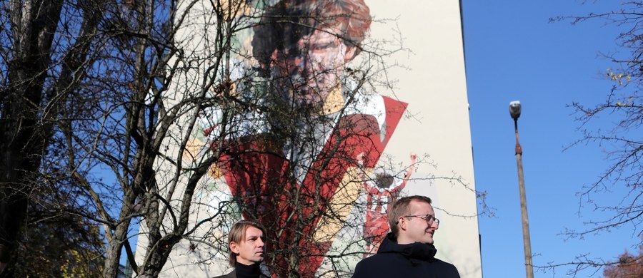 Mural z wizerunkiem wybitnego piłkarza Włodzimierza Smolarka odsłonięto we wtorek w Łodzi. "Wierzę, że dla młodzieży, która będzie przechodziła obok stadionu Widzewa i zobaczy portret legendy klubu, to będzie inspiracja, że marzenia można spełnić" - powiedział Euzebiusz Smolarek.