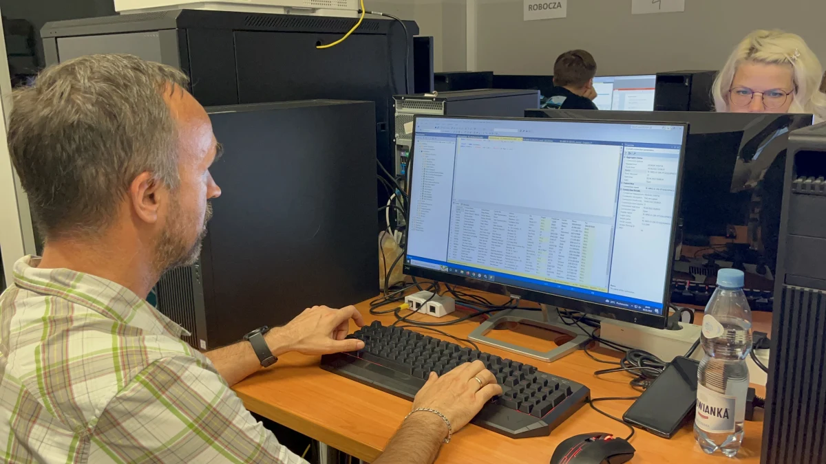 ​Najpierw uczą się języków programowania, a potem dostają pracę w branży IT. Taki projekt kierowany do ukraińskich uchodźców wojennych jest realizowany we Wrocławiu. Nazwano go "Ty nowa, Ty nowy - dla Ukrainy odnowy".