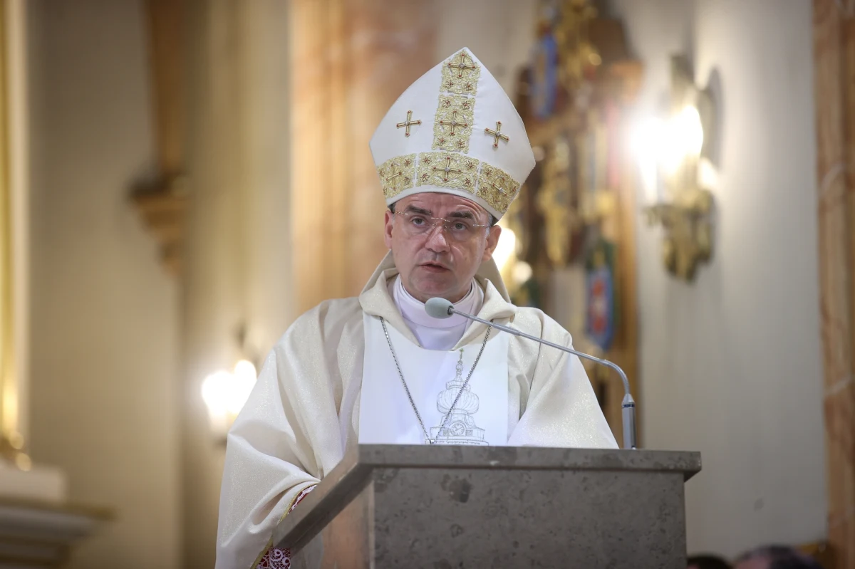 Zarzut usiłowania zabójstwa i spowodowania obrażeń ciała usłyszał w prokuraturze 30-latek, który w Myślenicach zaatakował nożem kierowcę krakowskiego biskupa pomocniczego Roberta Chrząszcza. Nie był to atak na tle religijnym - podkreślają śledczy. Wiadomo, że mężczyzna był już wcześniej karany m.in. w Anglii.

