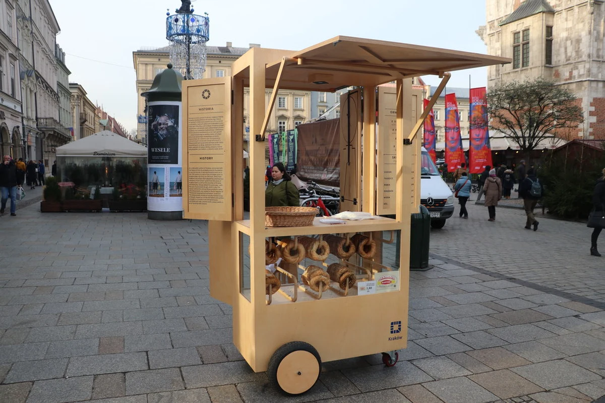 Miasto Kraków zawiesiło projekt nowych stoisk do sprzedaży obwarzanków. Proponowane prototypy nie przeszły testów i zostały negatywnie ocenione przez sprzedających. Na razie nie ma pieniędzy, by sfinansować nowe stoiska.