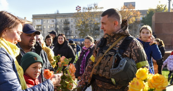 "Armia ukraińska, wbrew pozorom, wcale się nie zatrzymała na Dnieprze i w tej chwili prze naprzód dalej na wschód" – powiedział w Popołudniowej rozmowie w RMF FM Maksymilian Dura. "Ukraińców nie pokona się w takiej normalnej, bezpośredniej walce. Ja zawsze byłem trochę cyniczny, jeżeli chodzi o ataki na infrastrukturę cywilną. Zawsze uważałem, że dla Ukraińców jest lepiej, jeśli atakowane są miasta cywilne i oczywiście giną tam ludzie, co jest straszne, ale nieatakowane jest wojsko i to jest wielki błąd rosyjski" – dodał komandor porucznika rezerwy Marynarki Wojennej i ekspert portalu defence24.pl.