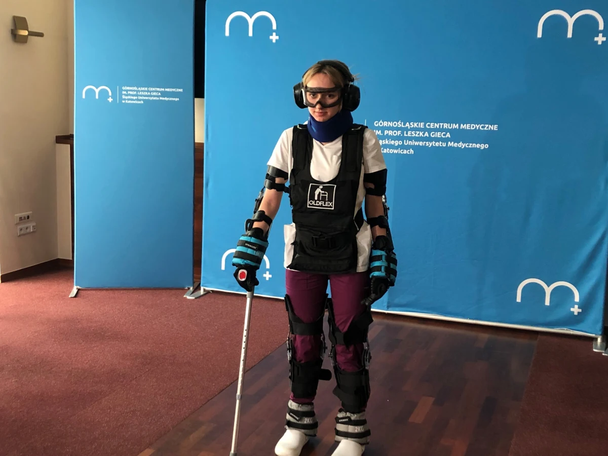 Jak czuje się człowiek, mając 70 i więcej lat? Mogą tego doświadczyć studenci Śląskiego Uniwersytetu Medycznego. Mają do dyspozycji symulator starości czyli specjalny kostium, który m.inn. ogranicza ruchy, pogarsza wzrok i słuch. 