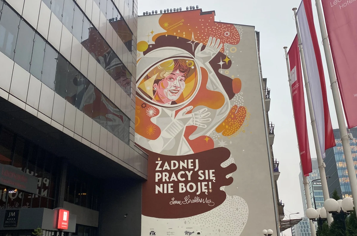 Irena Kwiatkowska, niezapomniana "kobieta pracująca", ma swój mural w Warszawie. 15 listopada przy ul. Grzybowskiej zostało odsłonięte malowidło, które przedstawia uśmiechniętą aktorkę w kasku astronauty. Mural nawiązuje do marzenia pani Ireny, która chciała polecieć w kosmos. 