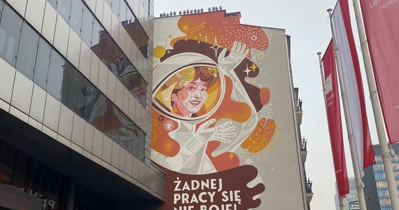 Irena Kwiatkowska, niezapomniana "kobieta pracująca", ma swój mural w Warszawie. 15 listopada przy ul. Grzybowskiej zostało odsłonięte malowidło, które przedstawia uśmiechniętą aktorkę w kasku astronauty. Mural nawiązuje do marzenia pani Ireny, która chciała polecieć w kosmos. 