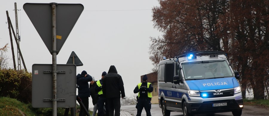 Przewodów to niewielka wieś w powiecie hrubieszowskim na Lubelszczyźnie. Jak poinformował polski resort spraw zagranicznych, we wtorek, gdy trwał zmasowany ostrzał terytorium Ukrainy, spadł tam pocisk produkcji rosyjskiej. Zginęły dwie osoby. "Nie ma żadnych dowodów, że rakieta została wystrzelona przez stronę rosyjską" - podkreślał prezydent Andrzej Duda. Jak mówił, jest wysokie prawdopodobieństwo, że była to rakieta ukraińskiej obrony przeciwlotniczej. Najnowsze informacje i relacje mieszkańców Przewodowa zbierają na miejscu reporterzy RMF FM - Krzysztof Kot i Mateusz Chłystun. 