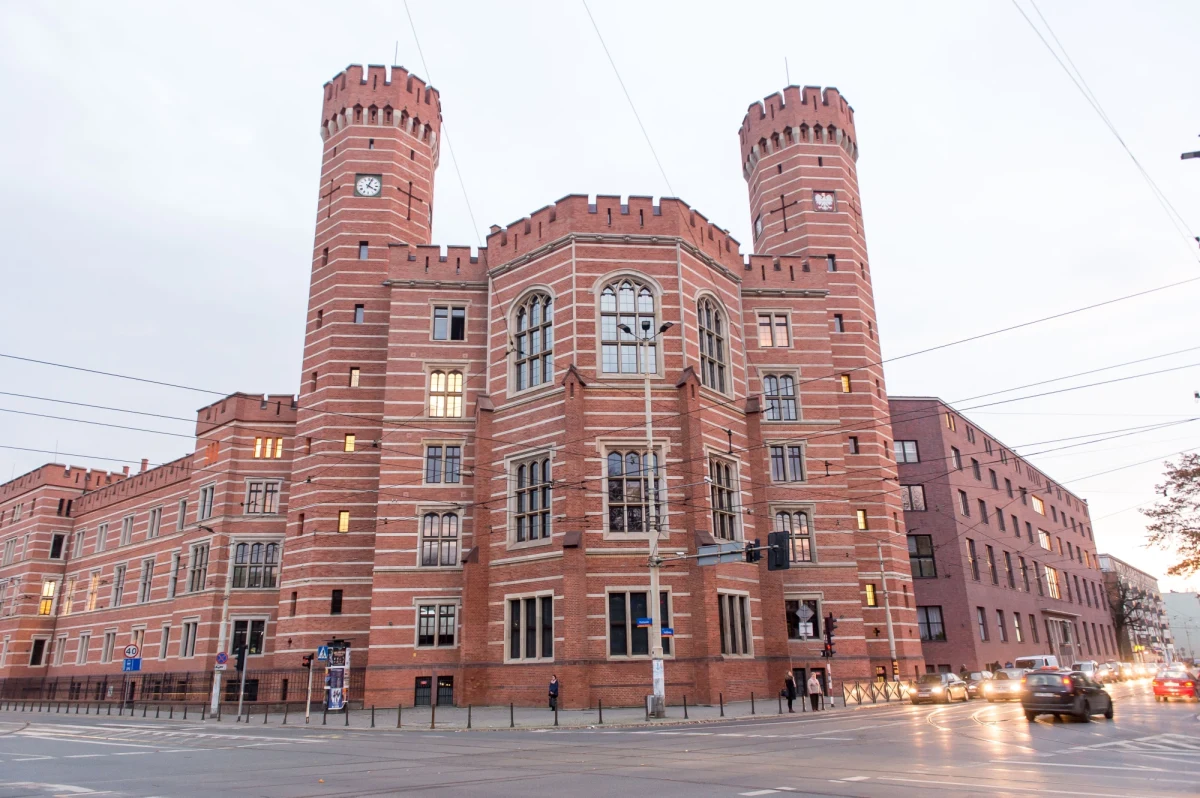 Przed wrocławskim sądem ma się w środę rozpocząć proces mężczyzny oskarżonego o zabójstwo żony, do którego doszło w sierpniu 2021 r. we Wrocławiu. Według prokuratury oskarżony miał wypchnąć kobietę z balkonu mieszkania na drugim piętrze.