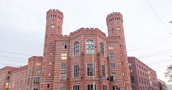 Przed wrocławskim sądem ma się w środę rozpocząć proces mężczyzny oskarżonego o zabójstwo żony, do którego doszło w sierpniu 2021 r. we Wrocławiu. Według prokuratury oskarżony miał wypchnąć kobietę z balkonu mieszkania na drugim piętrze.