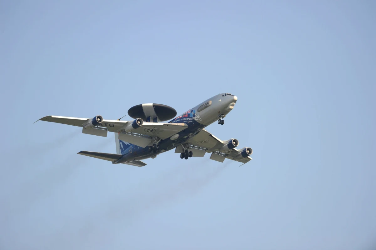 Polska otrzymała informacje, dotyczące trajektorii lotu pocisku, który wczoraj uderzył w skład zboża w Przewodowie. Według CNN mają one pochodzić z patrolującego polską przestrzeń powietrzną samolotu zwiadowczego NATO. Jest on częścią systemu monitorującego niebo nad Polską.