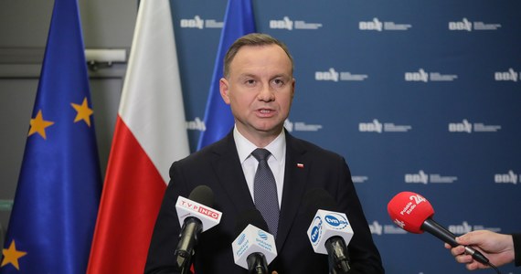 Nic nie wskazuje na to, że był to intencjonalny atak na Polskę - tak o wczorajszym wybuchu pocisku w Przewodowie na Lubelszczyźnie mówili na wspólnej konferencji prasowej prezydent Andrzej Duda i premier Mateusz Morawiecki. W wyniku eksplozji pocisku, który spadł na suszarnię zboża, zginęło dwóch mężczyzn. 