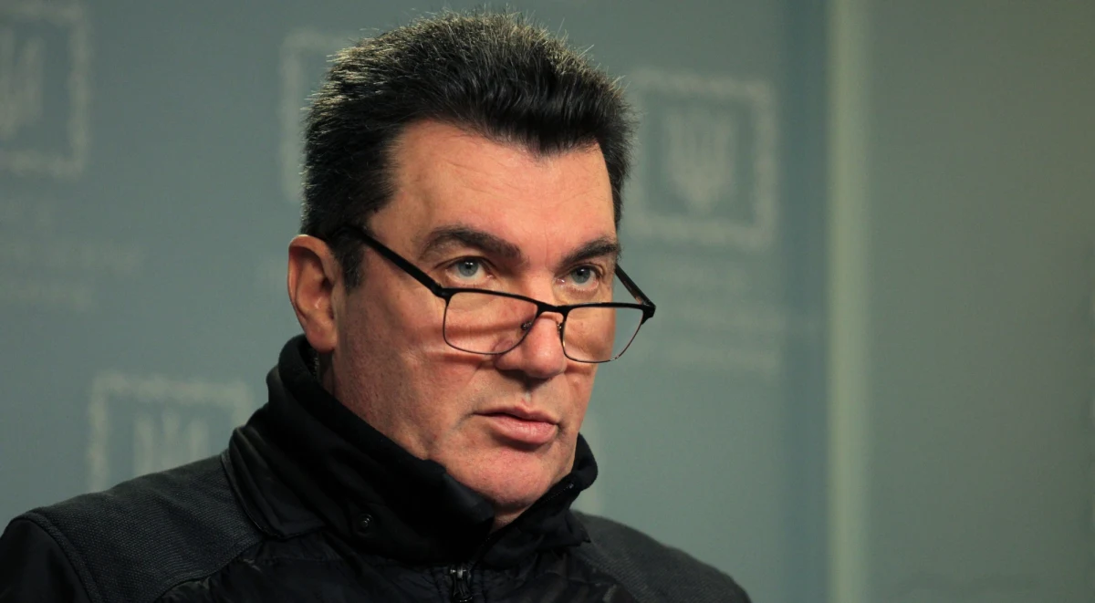 ​Ukraina domaga się wspólnych prac nad incydentem w Przewodowie na Lubelszczyźnie. Wczoraj spadła tam rakieta, zabijając dwie osoby. Sekretarz Rady Bezpieczeństwa Narodowego Ołeksij Daniłow stwierdził także, że będzie domagał się od sojuszników informacji, na podstawie których wyciągnięto wniosek, że pocisk został wystrzelony przez ukraińską obronę przeciwlotniczą. Taką wersję przedstawił m.in. prezydent Andrzej Duda.