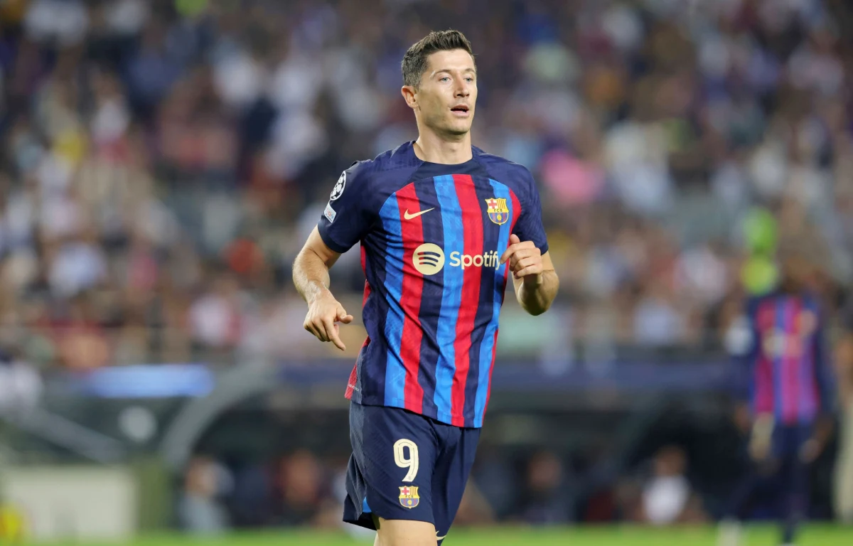 Zrealizował się najczarniejszy scenariusz dla Roberta Lewandowskiego i FC Barcelony. Komisja Rozgrywek LaLigi podjęła decyzję o zawieszeniu polskiego napastnika na trzy kolejne mecze ligowe za czerwoną kartkę otrzymaną w wyjazdowym spotkaniu 14. kolejki z Osasuną.