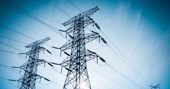 Prezydent Andrzej Duda podpisał ustawę nowelizującą Prawo energetyczne oraz ustawy o odnawialnych źródłach energii. Między innymi znosi ona obowiązek sprzedaży energii elektrycznej na giełdzie towarowej oraz zaostrza sankcje za manipulowanie rynkiem - poinformowała Kancelaria Prezydenta RP. 