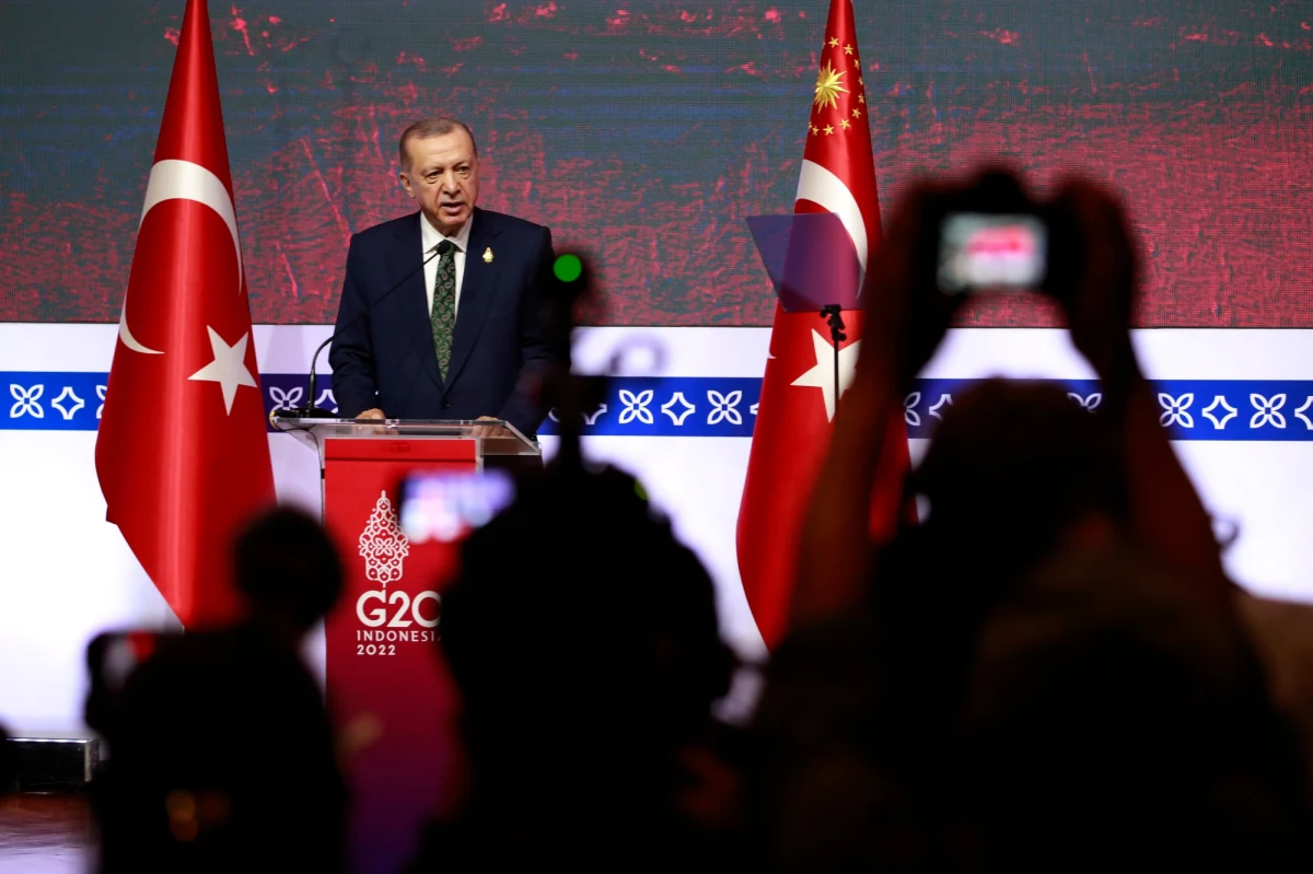 Prezydent Turcji Recep Tayyip Erdogan poinformował, że porozmawia o eksplozji rakiety w Przewodowie z prezydentem Rosji Władimirem Putinem. Jednocześnie dodał, że "szanuje" oświadczenie Kremla, który zaprzeczył, iż rosyjskie rakiety trafiły w miejscowość na terytorium Polski.