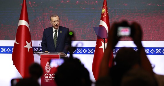 Prezydent Turcji Recep Tayyip Erdogan poinformował, że porozmawia o eksplozji rakiety w Przewodowie z prezydentem Rosji Władimirem Putinem. Jednocześnie dodał, że "szanuje" oświadczenie Kremla, który zaprzeczył, iż rosyjskie rakiety trafiły w miejscowość na terytorium Polski.