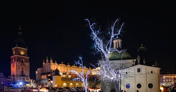 W pierwszą sobotę grudnia w Krakowie uroczyście rozświetlona zostanie miejska choinka. Włączone zostaną wtedy także miejskie iluminacje świąteczne. Te tak jak w poprzednich latach nawiązywać będą do arrasów królewskich.