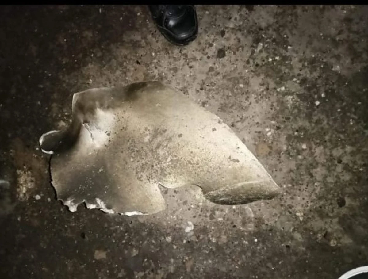 Zdaliśmy ważny egzamin. Nie pociągnęliśmy za spust, choć ktoś do nas strzelił. Z lufy nadal unosi się dym, na piachu leży niedopałek cygara, widać nawet ślady rewolwerowca, ale wszystko wskazuje na to, że tym razem nie jest nim Putin. Od razu zaprzeczył, choć wiadomo, że jego słowom nie należy wierzyć. Notoryczny kłamca nawet, gdy przypadkiem mówi prawdę, jest i tak na przegranej pozycji – nikt nigdy mu nie uwierzy. Z pomocą przyszły fakty i to one wygrały z poszlakami. Teraz mamy do rozgryzienia zupełnie inny problem, bo zginęli przecież ludzie. Mieli w kieszeniach polskie paszporty, byli u siebie w kraju, osierocili rodziny. Jakoś trzeba będzie to rozwiązać polubownie w rodzinie. Stare angielskie przysłowie głosi, że raz w roku strzelba sama wypala i żeby uważać, gdzie się ją kładzie. Przyjmijmy, że ten raz właśnie się zdarzył i losowy przydział takich tragedii został wyczerpany.